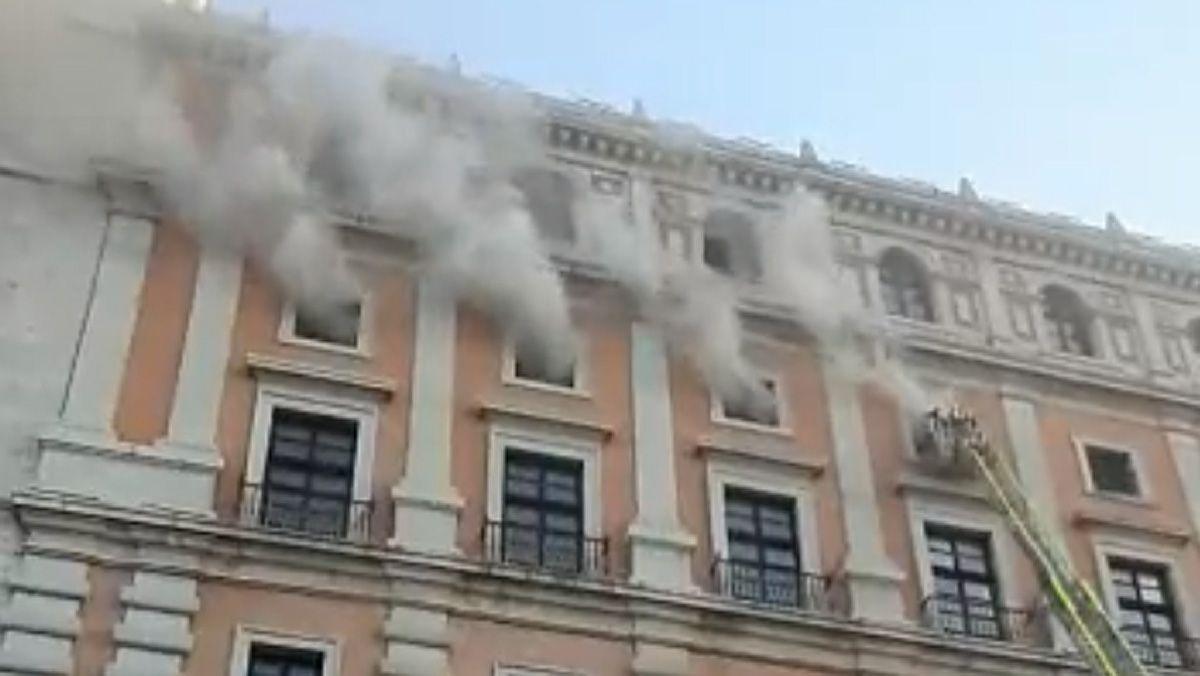 Los bomberos trabajan en sofocar el incendio en un planta del Alcázar de Toledo. Los bomberos trabajan en sofocar el incendio en un planta del Alcázar de Toledo.