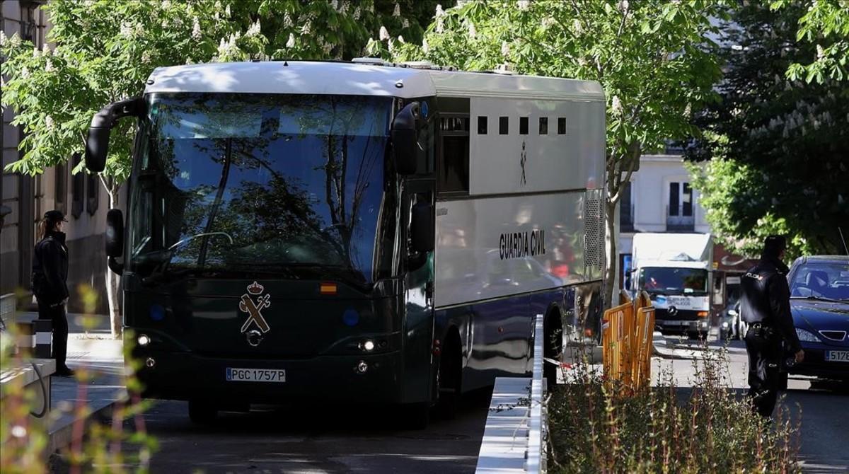 Un furgón de la Guardia Civil traslada a los detenidos de la ’operacion Lezo’. Un furgón de la Guardia Civil traslada a los detenidos de la ’operacion Lezo’.