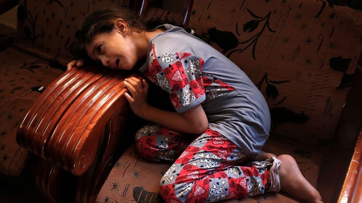 La hermana de Mumin Abú Ayeda llora la muerte de su hermano de 15 años que falleció por disparos de soldados israelís durante una protestas en Gaza este jueves. La hermana de Mumin Abú Ayeda llora la muerte de su hermano de 15 años que falleció por disparos de soldados israelís durante una protestas en Gaza este jueves.