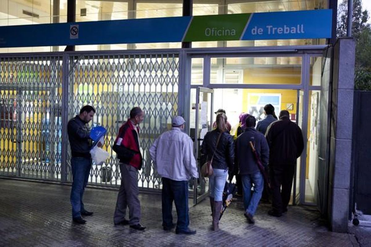 Parados haciendo cola en la Oficina de Treball de la Generalitat Parados haciendo cola en la Oficina de Treball de la Generalitat