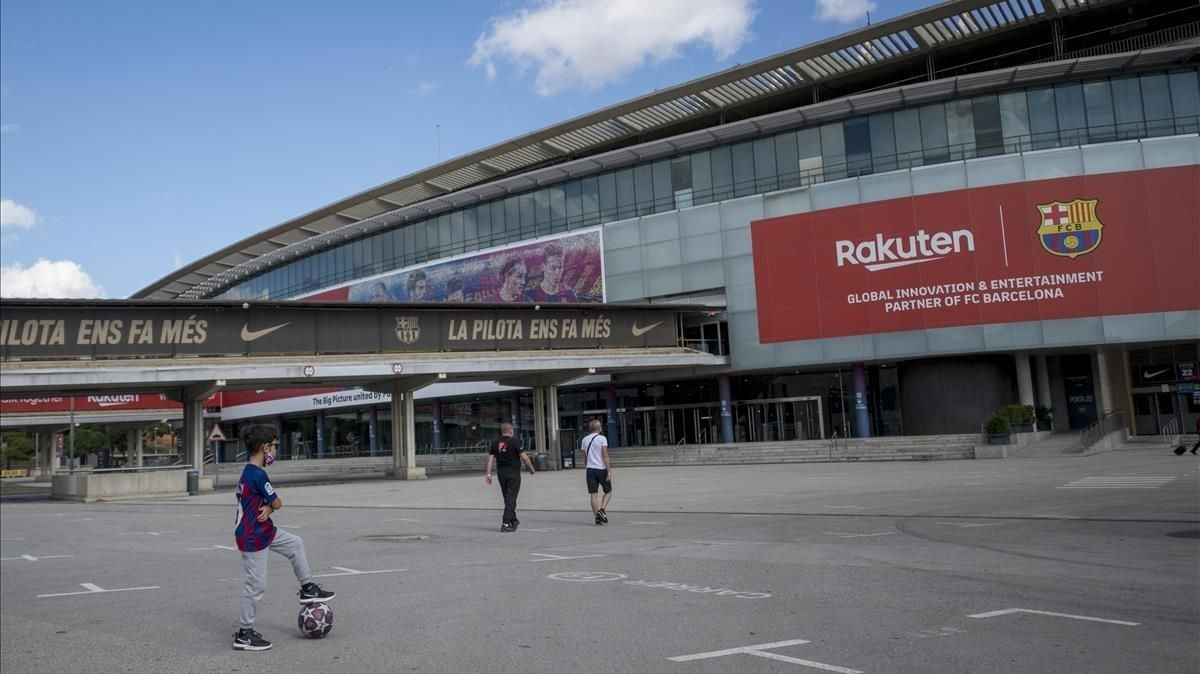 Imagen del exterior del Camp Nou, este viernes, antes del Barcelona-Madrid. Imagen del exterior del Camp Nou, este viernes, antes del Barcelona-Madrid.