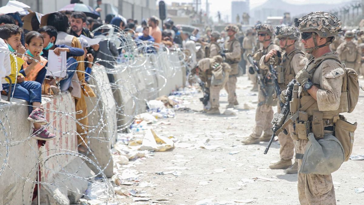Militares estadounidenses custodiando el aeropuerto de Kabul durante la evacuación tras la toma de la capital por los talibanes, este sábado. Militares estadounidenses custodiando el aeropuerto de Kabul durante la evacuación tras la toma de la capital por los talibanes, este sábado.