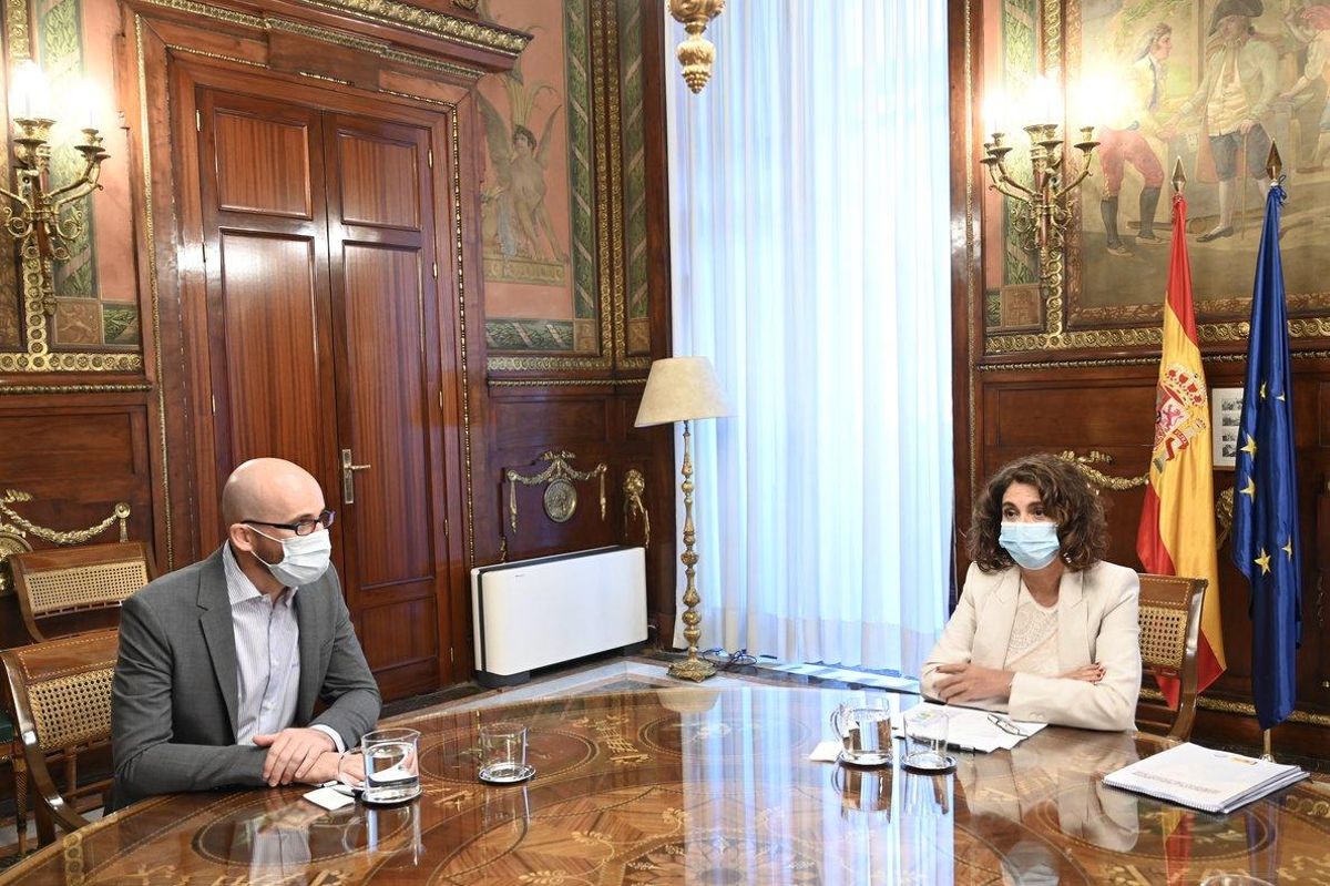 La ministra de Hacienda, María Jesús Montero, y el secretario de Estado de Derechos Sociales y responsable económico de Podemos, Nacho Álvarez, durante su primera reunión para abordar los Presupuestos, este 1 de septiembre. La ministra de Hacienda, María Jesús Montero, y el secretario de Estado de Derechos Sociales y responsable económico de Podemos, Nacho Álvarez, durante su primera reunión para abordar los Presupuestos, este 1 de septiembre.