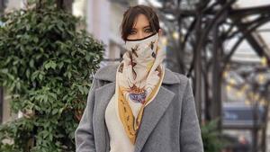 Sara Carbonero con su mascarilla pañuelo.