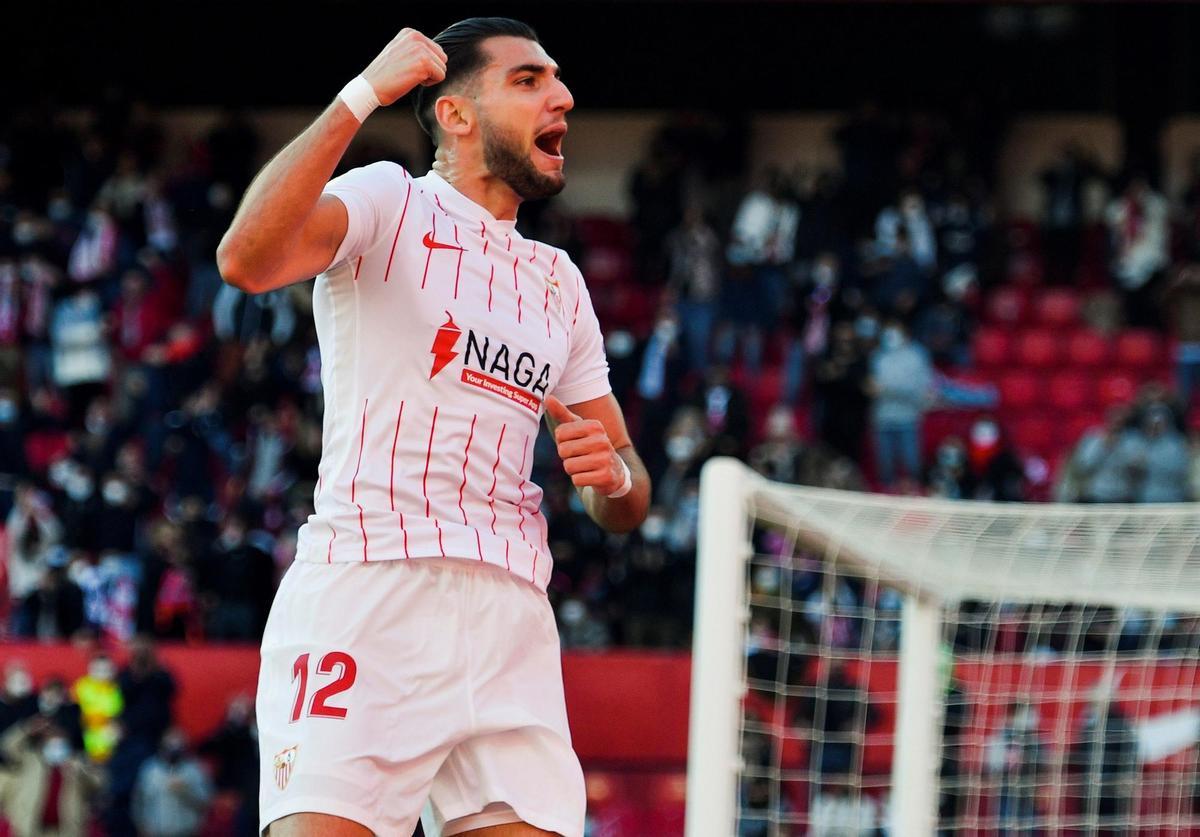 El delantero del Sevilla Rafa Mir celebra el gol marcado al Getafe, durante el partido de la vigésima jornada de la Liga Santander en el estadio Ramón Sánchez Pizjúan de Sevilla. EFE/ Raúl Caro.