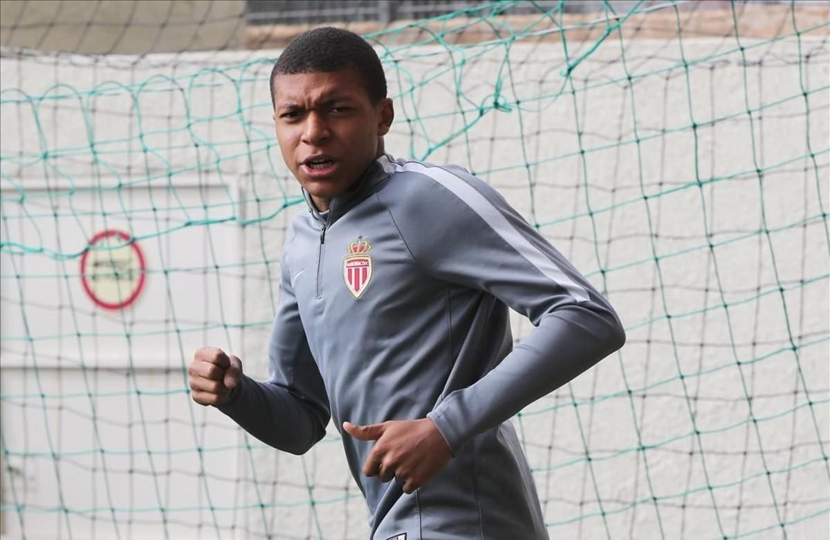 Mbappé, durante el entrenamiento del Mónaco este martes en el estadio Luis II. Mbappé, durante el entrenamiento del Mónaco este martes en el estadio Luis II.