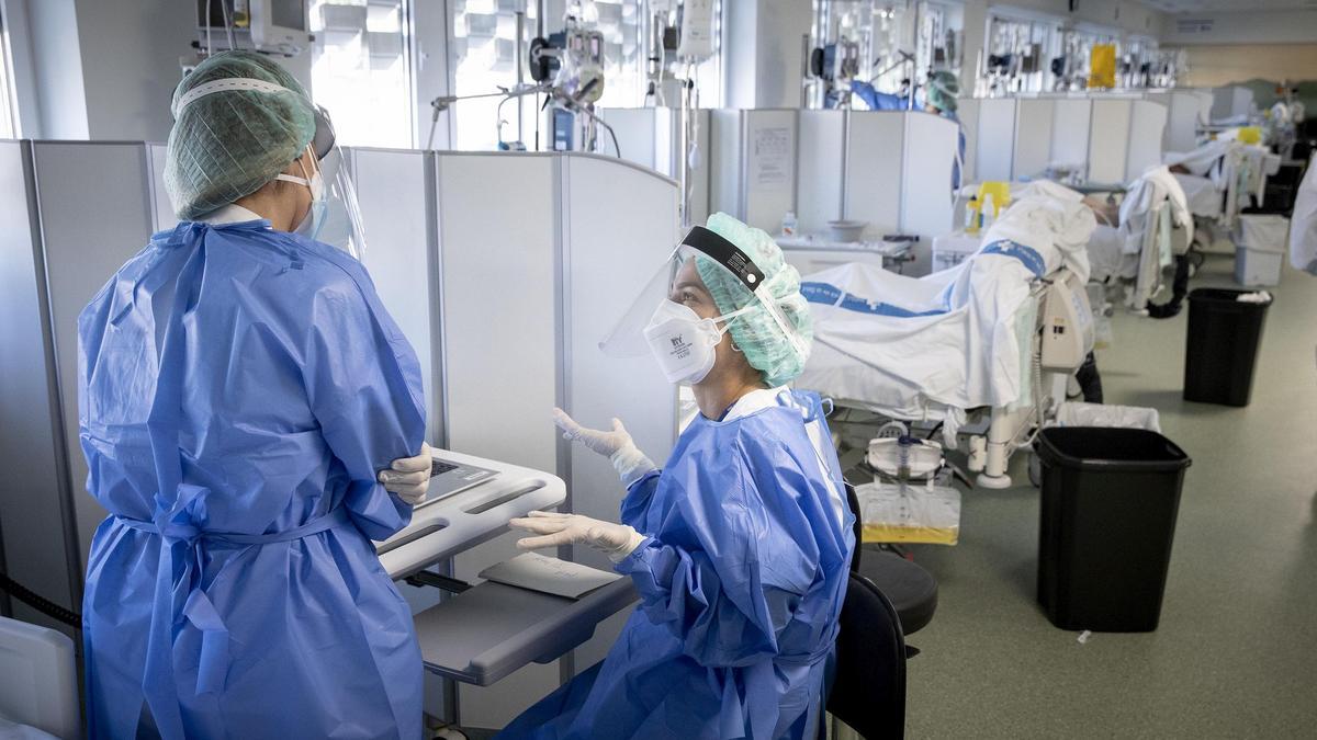 Unidad de cuidados intensivos de pacientes ingresados por covid en el edificio Garbí en el Parc Sanitari Pere Virgili Unidad de cuidados intensivos de pacientes ingresados por covid en el edificio Garbí en el Parc Sanitari Pere Virgili