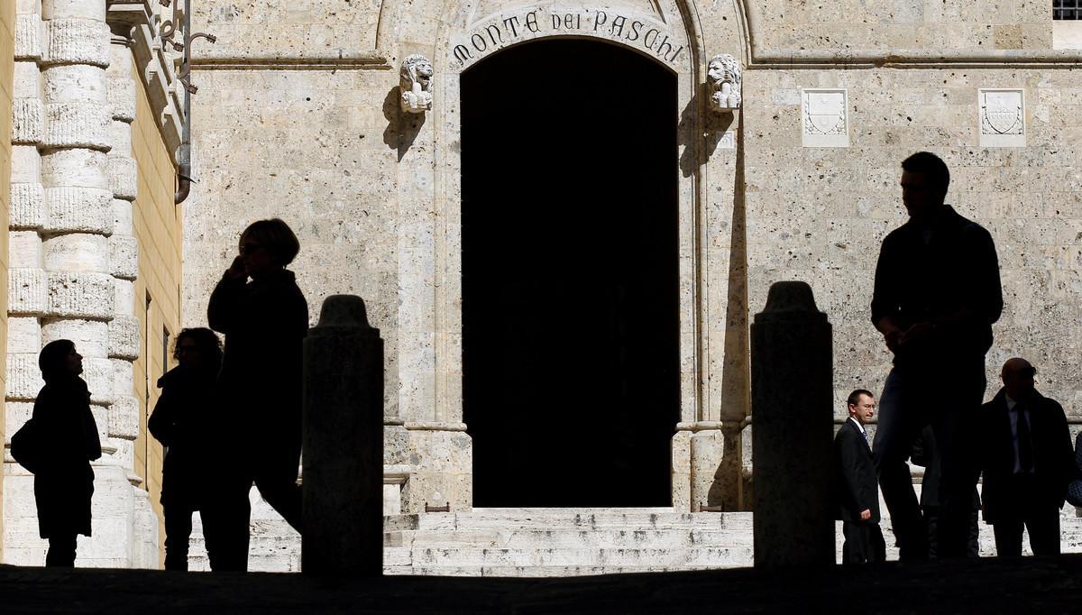 Entrada principal de la sede dentral del banco Monte Paschi di Siena, en Siena. 