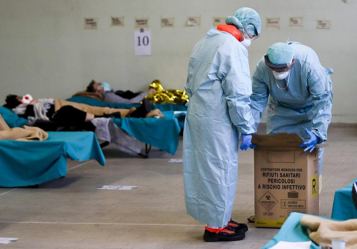 Personal sanitario atiende a enfermos de coronavirus en un hospital de campaña en Brescia (Italia).