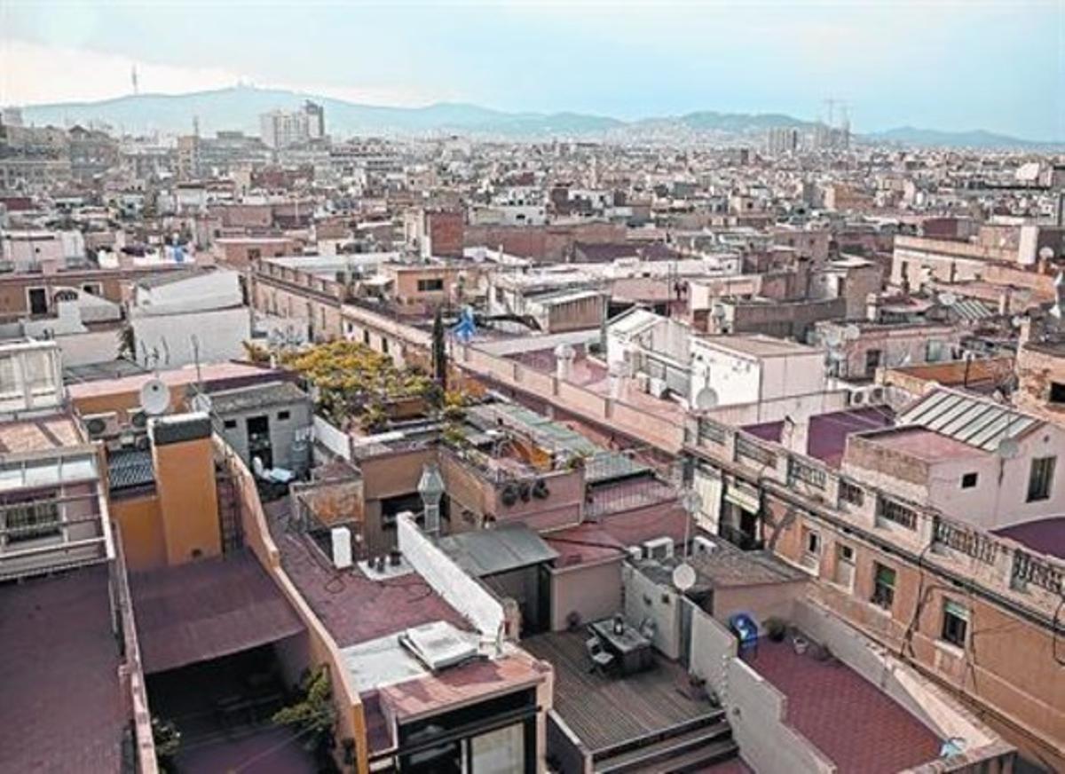 Azoteas de edificios de Ciutat Vella vistas desde la cubierta de Santa Maria del Mar.