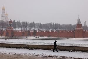 Un hombre camina junto al río Moscova, con el Kremlin al fondo, este viernes.