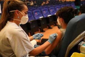 Un menor recibe la vacuna contra el covid.
