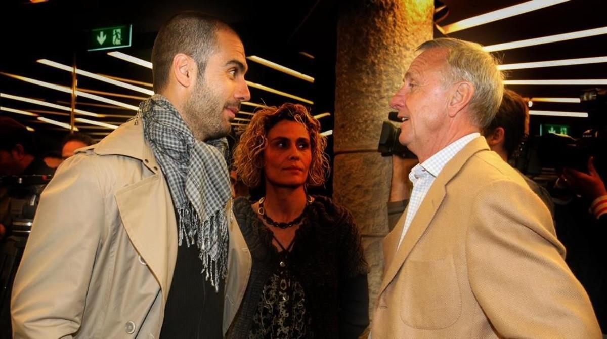 Guardiola y Cruyff en un acto de la Generalitat de Catalunya en el 2009. Guardiola y Cruyff en un acto de la Generalitat de Catalunya en el 2009.