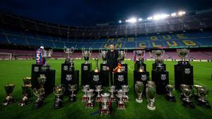 Busquets posa en el Camp Nou con todos los trofeos que ha ganado en sus 15 años en el Barça.