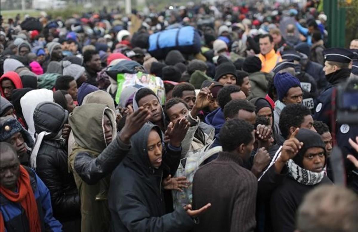 Los inmigrantes hacen cola para registrarse en Calais.