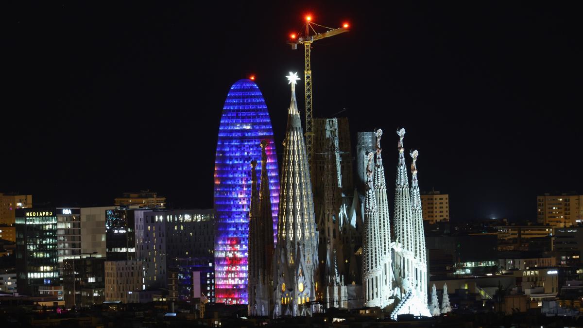 ’Skyline’ de Barcelona, con la Sagrada Família, con su estrella luminosa, y la torre Agbar detrás