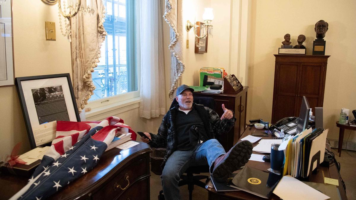 Richard Barnett, con los pies sobre la mesa del despacho de Nancy Pelosi durante el asalto al Capitolio.