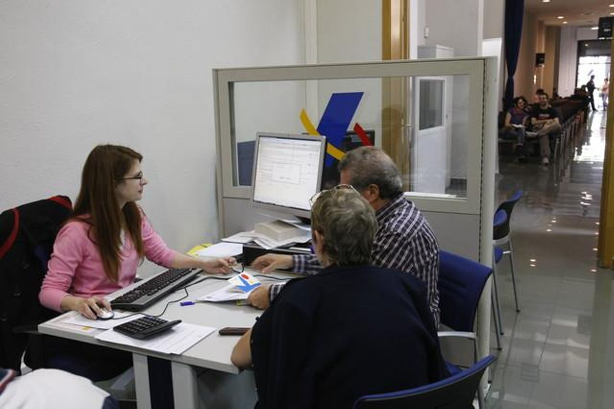Una pareja presenta la declaración de la renta, en una imagen de archivo. Una pareja presenta la declaración de la renta, en una imagen de archivo.
