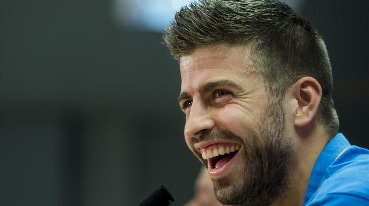 Una fan interrumpe un Periscope de Piqué Una fan interrumpe un Periscope de Piqué