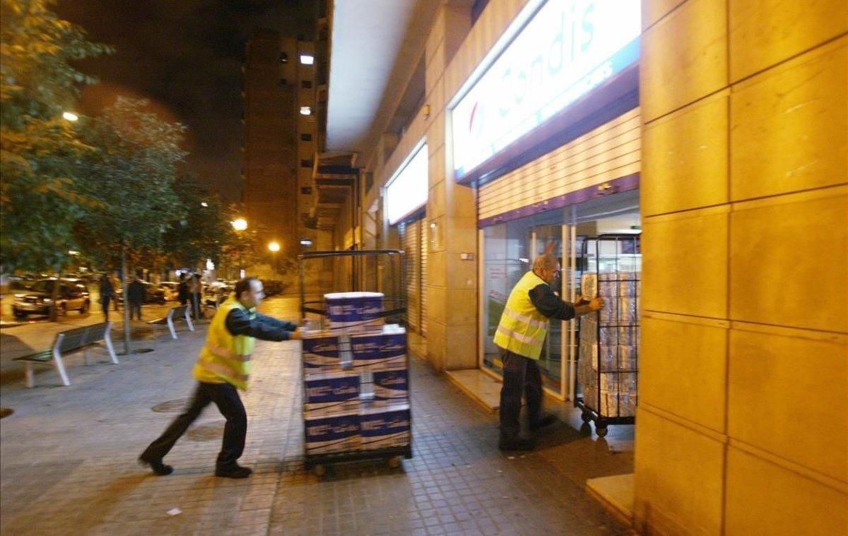 Reparto de mercancía en horario nocturno en un súper del centro de Barcelona. Reparto de mercancía en horario nocturno en un súper del centro de Barcelona.