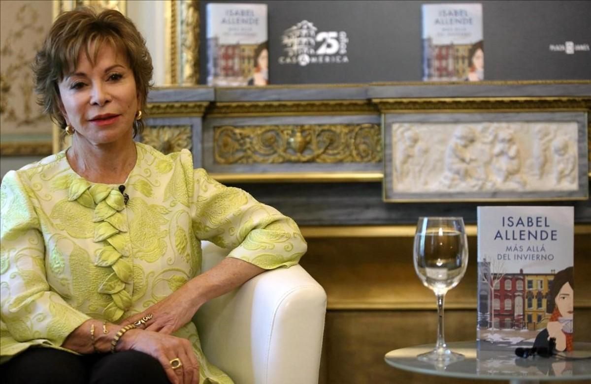 Isabel Allende, en la Casa de América de Madrid, horas antes de acudir a la Feria del Libro para firmar ejemplares de su nueva novela, ’Más allá del invierno’. Isabel Allende, en la Casa de América de Madrid, horas antes de acudir a la Feria del Libro para firmar ejemplares de su nueva novela, ’Más allá del invierno’.