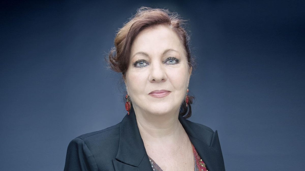 Una imagen promocional de Carmen Linares. Una imagen promocional de Carmen Linares.