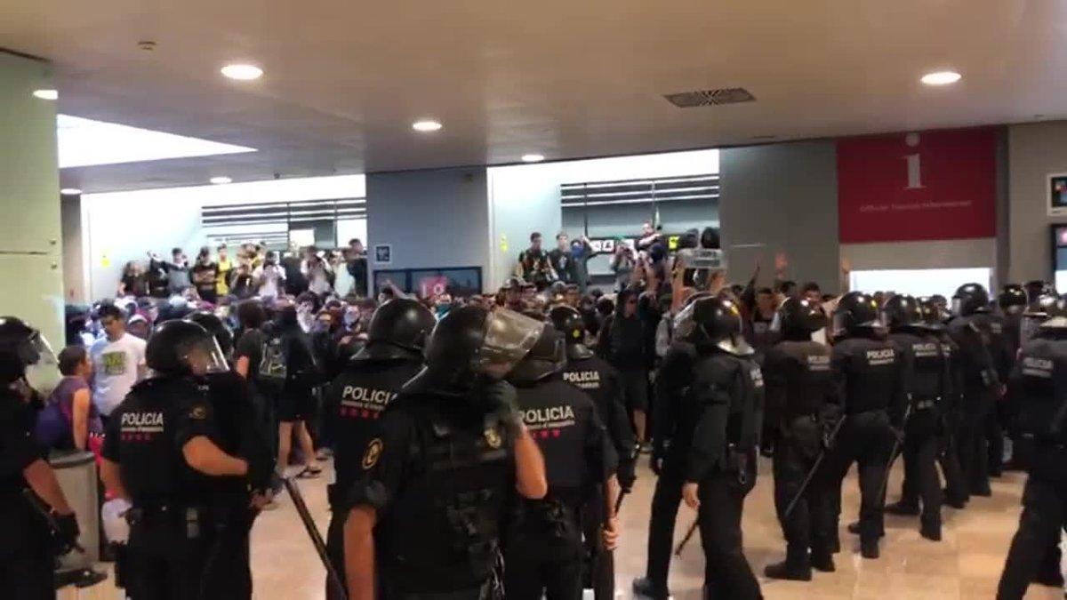 los mossos se enfrentan a los concentrados en el aeropuerto del prat
