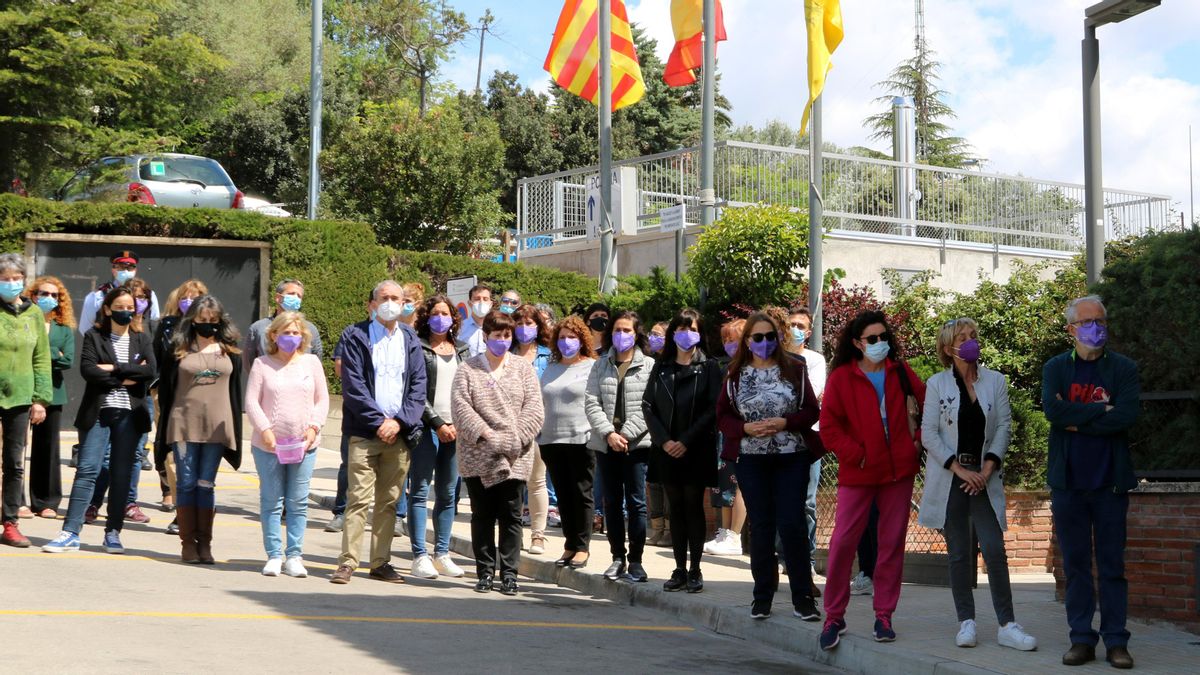 Vecinos de Corbera de Llobregat durante el minuto de silencio por la muerte de Lucía. Vecinos de Corbera de Llobregat durante el minuto de silencio por la muerte de Lucía.