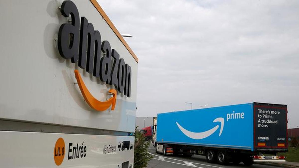 Un camión con el logo de Amazon Prime llega a un centro logístico de Amazon, en el norte de Francia.