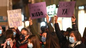 Concentración de rechazo a la violación cometida el jueves de madrugada en Lleida.