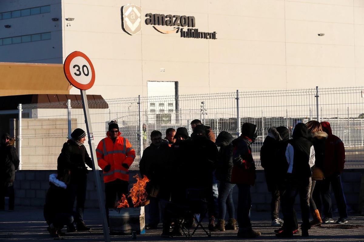 Los sindicatos en Amazon retoman las huelgas en el centro logistico de San Fernando de Henares  Madrid  coincidiendo con la campana de Reyes  para reclamar mejoras laborales  - EFE Chema Moya