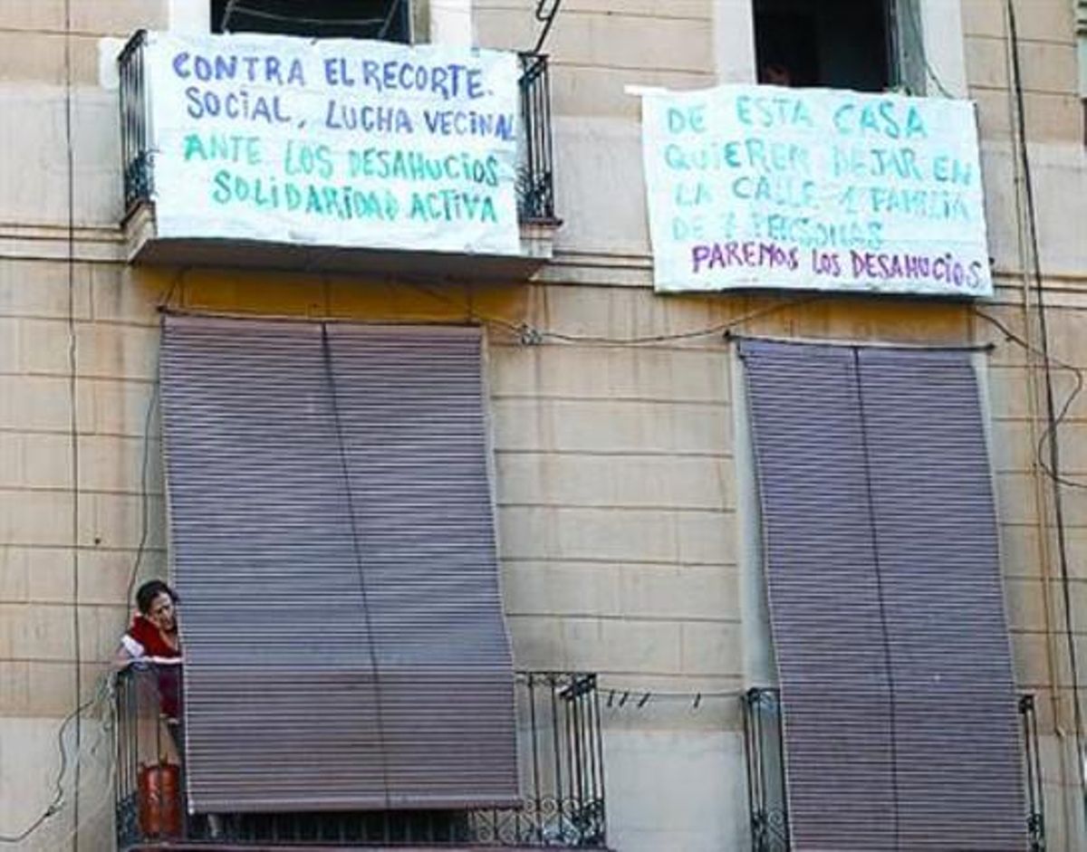 Una vecina se asoma al balcón de uno de los pisos afectados, ayer. Una vecina se asoma al balcón de uno de los pisos afectados, ayer.