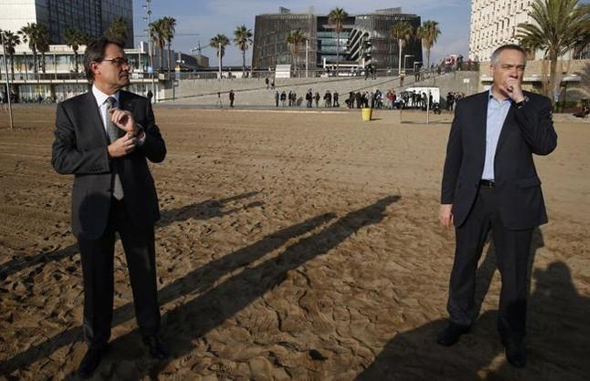 Artur Mas (izquierda) y Pere Navarro, el pasado 24 de noviembre, jornada de reflexión de las elecciones autonómicas. JULIO CARBÓ Artur Mas (izquierda) y Pere Navarro, el pasado 24 de noviembre, jornada de reflexión de las elecciones autonómicas. JULIO CARBÓ