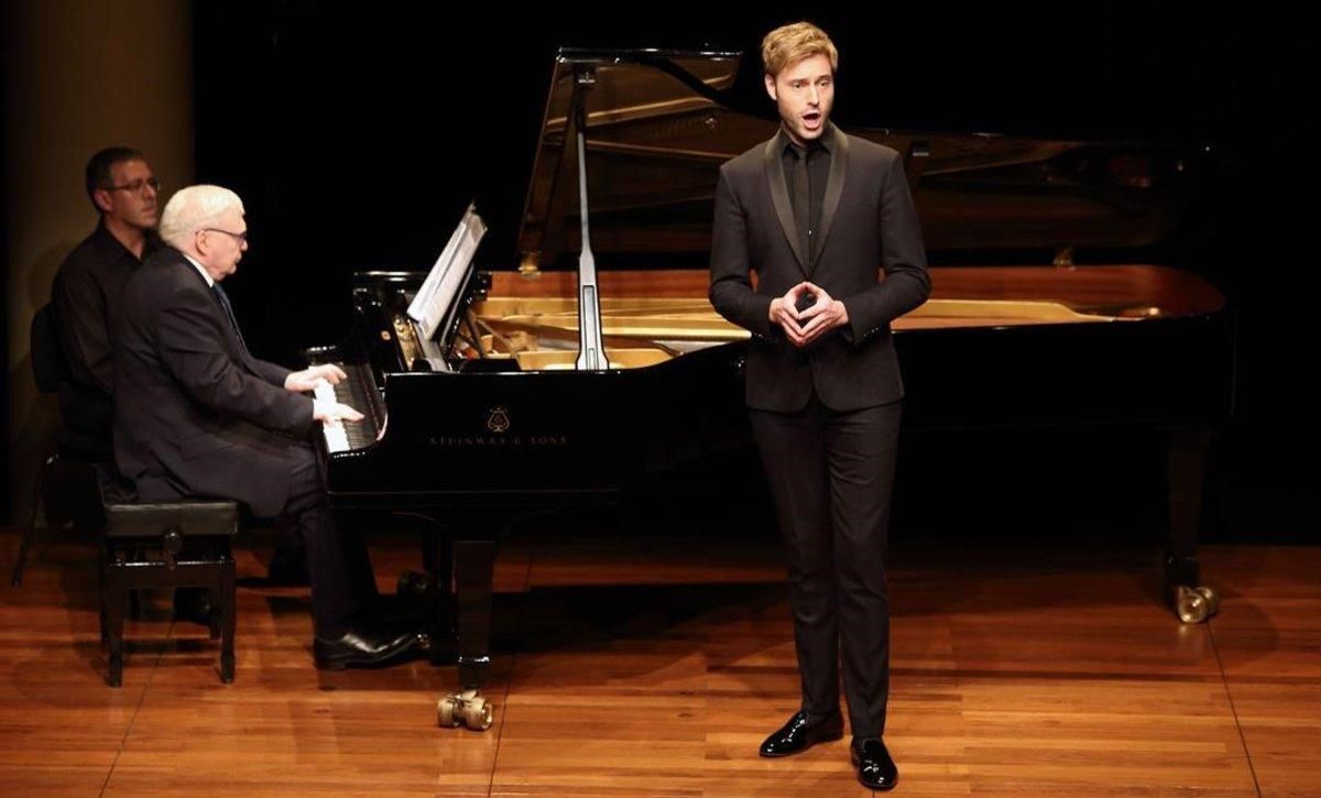 El barítono Benjamin Appl acompañado al piano por Graham Johnson, durante el recital del festival LIFE Victoria en el Foyer del Liceu, el 21 de noviembre. El barítono Benjamin Appl acompañado al piano por Graham Johnson, durante el recital del festival LIFE Victoria en el Foyer del Liceu, el 21 de noviembre.