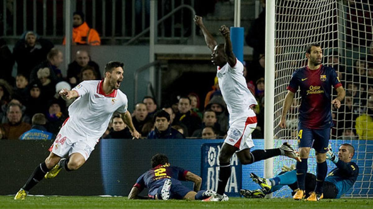 Botía (izquierda) celebra el gol que ha abierto el marcador en el Camp Nou.