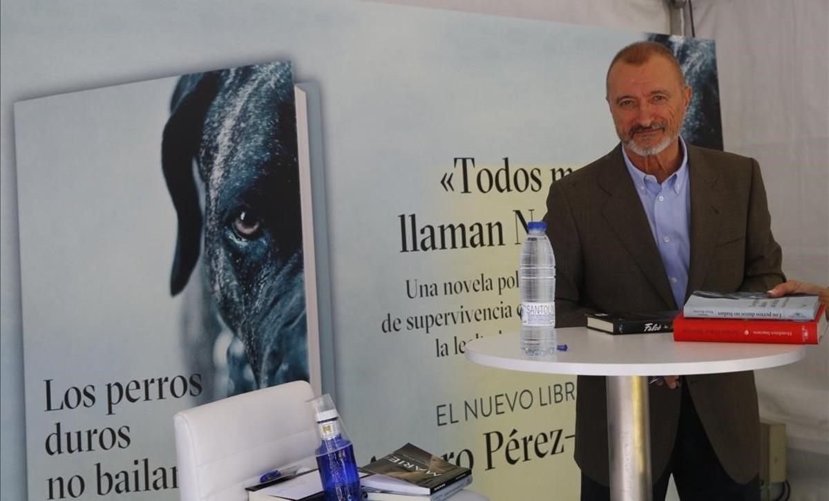 Arturo Pérez Reverte presentando su última obra en la Feria del Libro. Arturo Pérez Reverte presentando su última obra en la Feria del Libro.