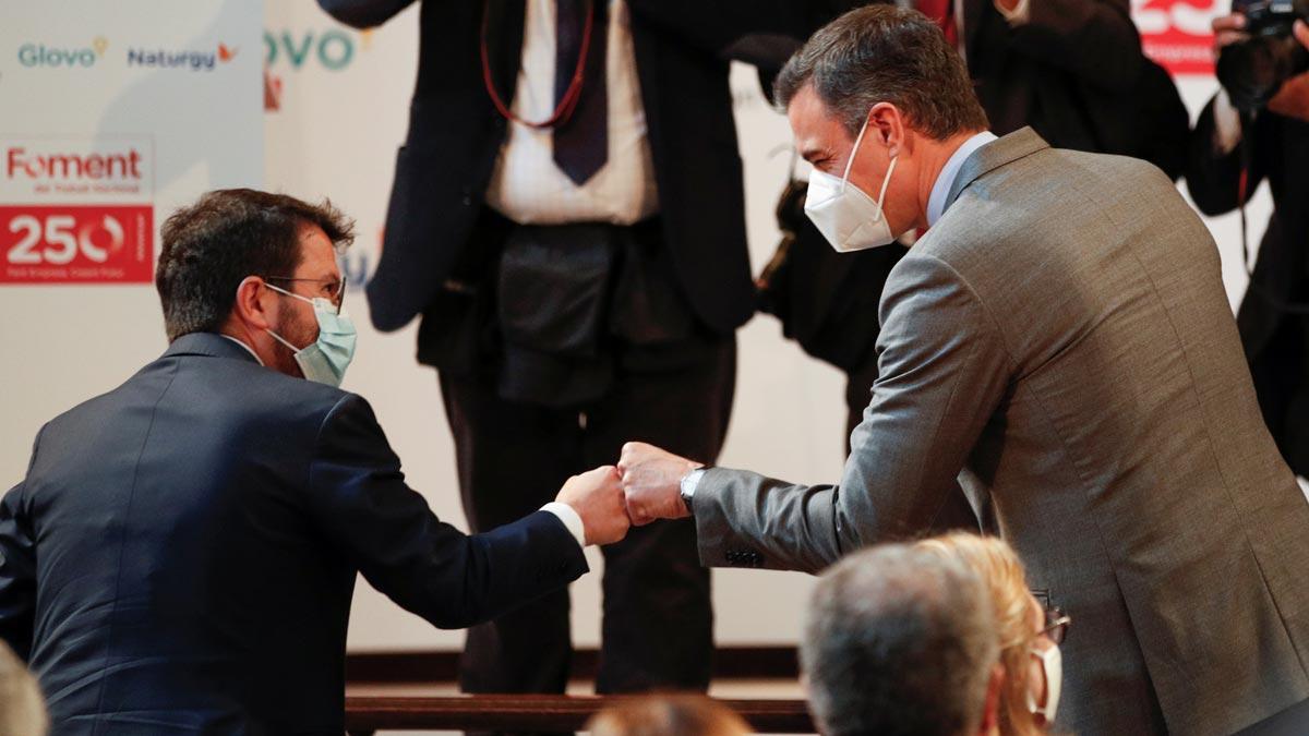 Pere Aragonès y Pedro Sánchez se saludan. Pere Aragonès y Pedro Sánchez se saludan.
