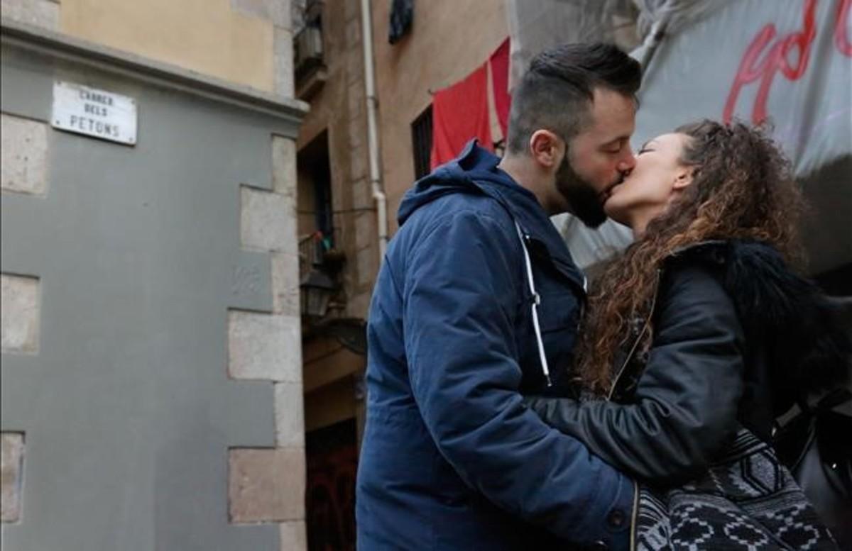 Jose y Sara ponen en práctica el nombre de la calle frente a la que se besan: la calle dels Petons. 
