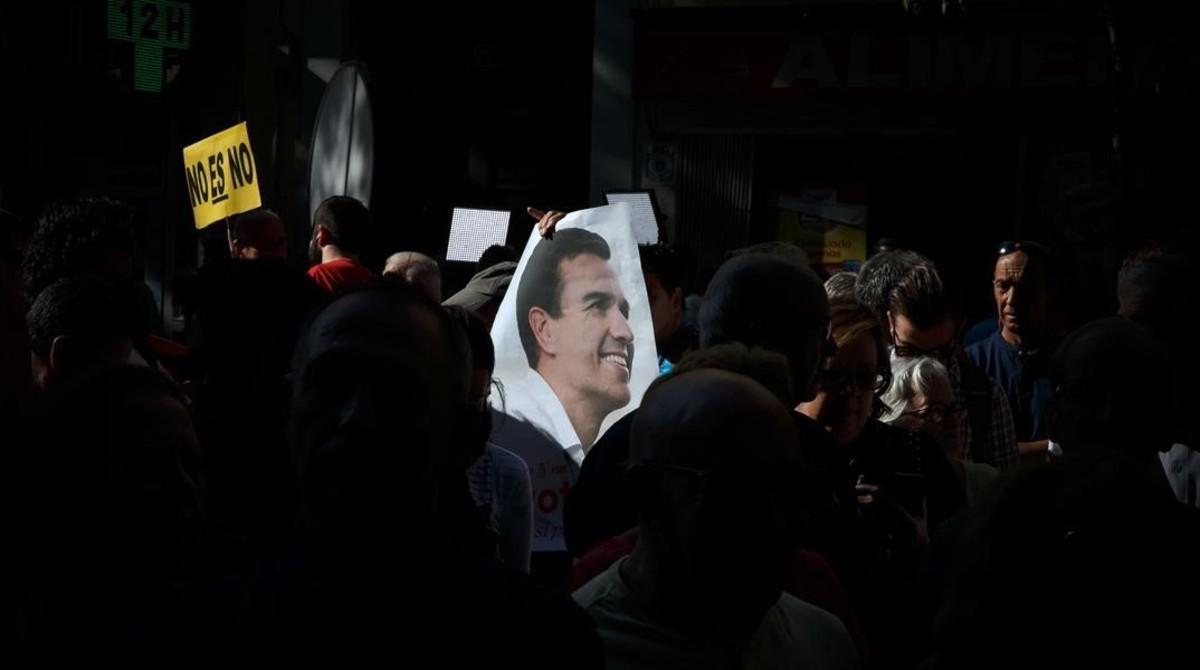 Partidarios de Pedro Sánchez, el pasado sábado frente a la sede del PSOE. 