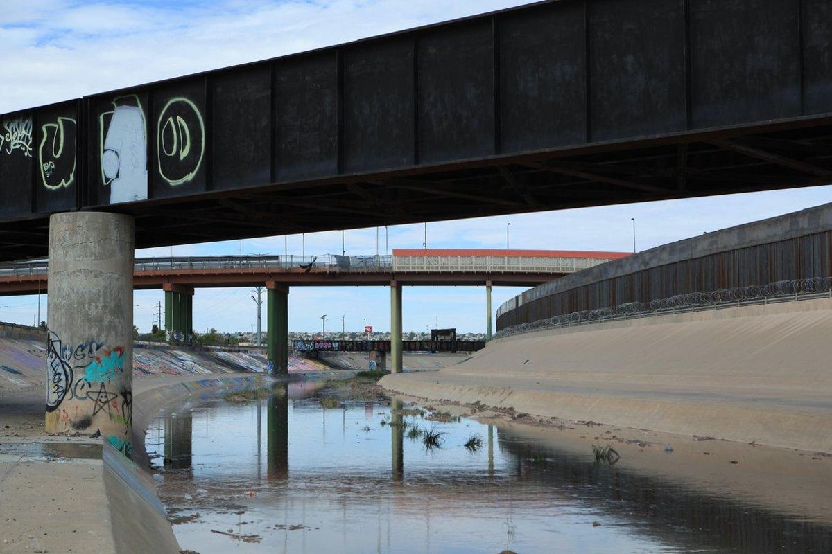 Vista general de un tramo del Río Bravo bajo un puente fronterizo en Ciudad Juárez. Vista general de un tramo del Río Bravo bajo un puente fronterizo en Ciudad Juárez.