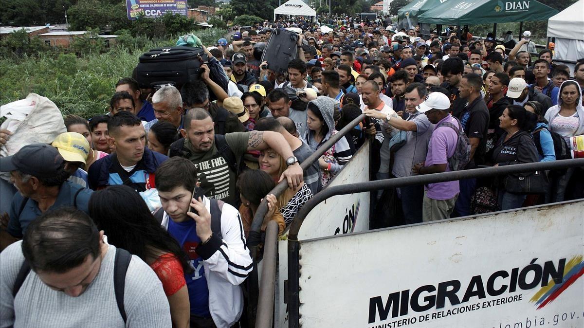 Colas de personas que intentan cruzar la frontera desde Venezuela hacia Colombia, a través del puente internacional Simón Bolívar, en Cúcuta (Colombia), el 13 de febrero.