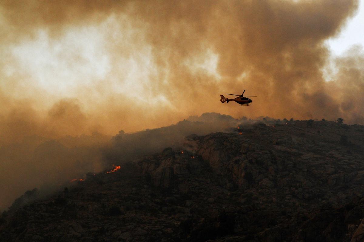 Varios focos del incendio en el término abulense de Navalacruz a 16 de agosto. Varios focos del incendio en el término abulense de Navalacruz a 16 de agosto.