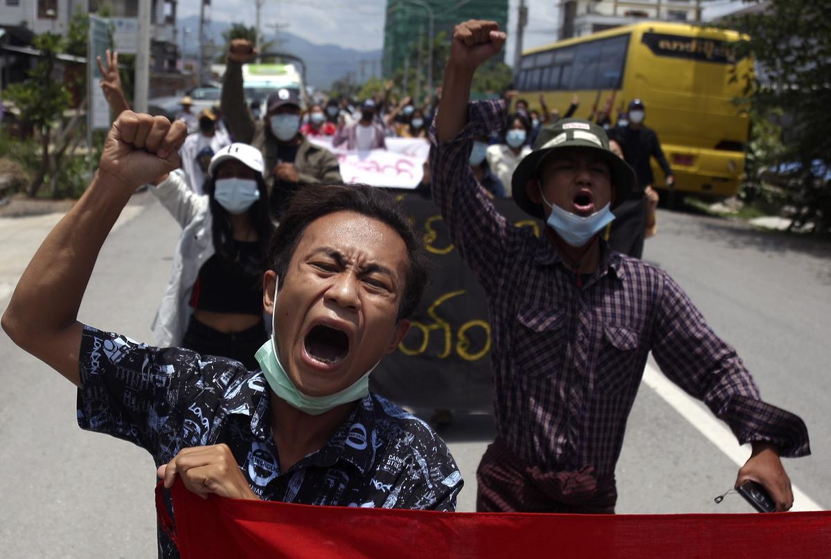 Un grupo de manifestantes en una protesta contra el golpe de Estado del 1 de febrero de 2021 en Birmania en mayo.