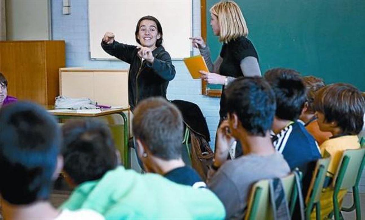 Nerea -a la derecha- y Laura imparten el taller contra la violencia machista en un instituto de Mollet, el martes. Nerea -a la derecha- y Laura imparten el taller contra la violencia machista en un instituto de Mollet, el martes.
