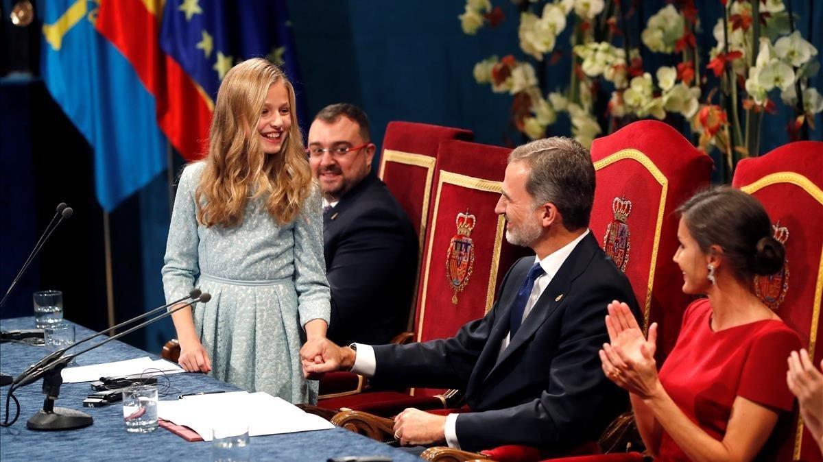 Leonor de Borbón saluda a su padre, Felipe VI, en el acto de entrega de los premios Princesa de Asturias en Oviedo.