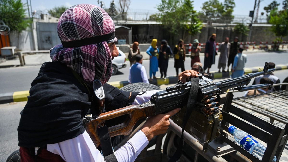 Talibanes patrullando por los alrededores del aeropuerto. Talibanes patrullando por los alrededores del aeropuerto.
