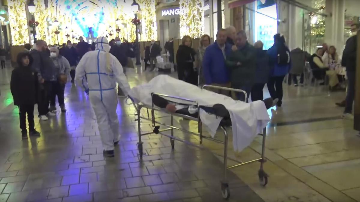 El enfermero y artista Jorge Galán pasea un ’muerto’ por las calles de Málaga.