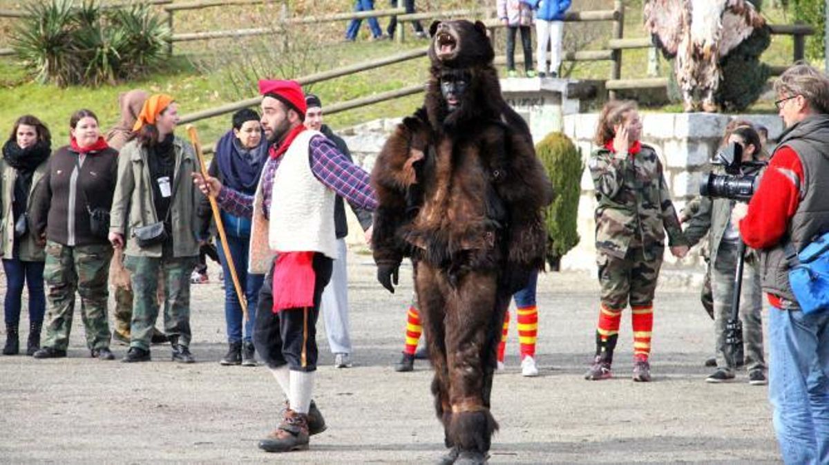 A la vall pirinenca de l’Alt Vallespir, se celebra tots els anys al febrer en tres pobles catalans una festa de carnaval molt antiga... Vine a descobrir una tradició molt arrelada en els costums dels Pirineus Orientals A la vall pirinenca de l’Alt Vallespir, se celebra tots els anys al febrer en tres pobles catalans una festa de carnaval molt antiga... Vine a descobrir una tradició molt arrelada en els costums dels Pirineus Orientals