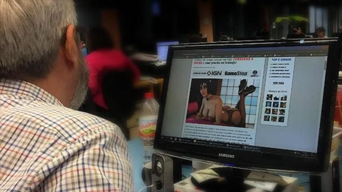 Un usuario visita una web porno. Un usuario visita una web porno.
