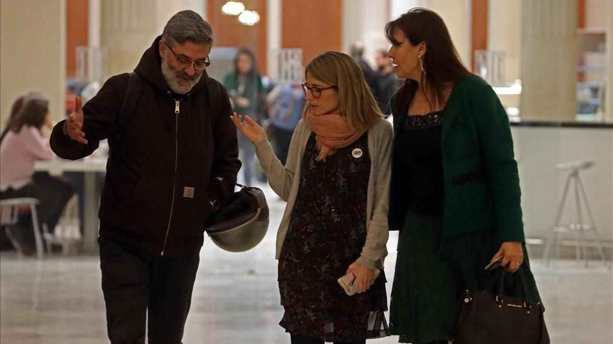 Elsa Artadi (JxCat), entre Carles Riera (CUP) y Laura Borràs (JxCat), en los pasillos del Parlament Elsa Artadi (JxCat), entre Carles Riera (CUP) y Laura Borràs (JxCat), en los pasillos del Parlament